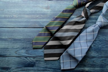 Erkek Accessories.men'ın tarzı. mavi ahşap zemin üzerine çeşitli bağları. düz yatıyordu. metin için ile yer