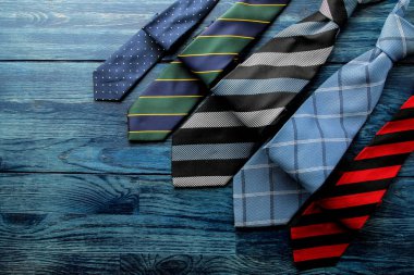 Erkek Accessories.men'ın tarzı. mavi ahşap zemin üzerine çeşitli bağları. düz yatıyordu. metin için ile yer