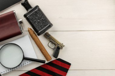 Erkek Accessories.men'ın tarzı. Gözlük, iş kart sahibi, puro, smartphone, dizüstü bilgisayar, kulaklık ve mavi ahşap arka plan çakmakta tabanca. Lay lay.