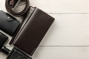 Erkek Accessories.men'ın tarzı. Gözlük, iş kart sahibi, puro, smartphone, dizüstü bilgisayar, kulaklık ve mavi ahşap arka plan çakmakta tabanca. Lay lay.