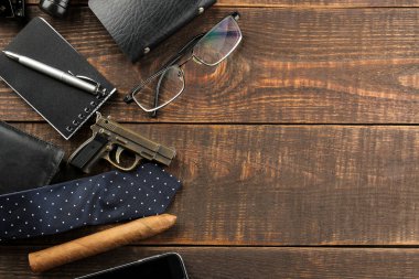Erkek aksesuarlar. erkek tarzı. çanta, şişesi, Sigara boru, parfüm, iş kart sahibi, defter, anahtarları, Gözlük, puro, kahverengi ahşap arka plan üzerinde. düz lay.