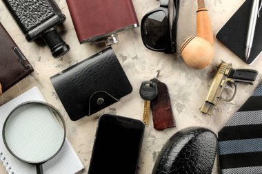 Erkek aksesuarlar. erkek tarzı. Akıllı telefon, cüzdan, şişesi, anahtarlar, kartvizit ve bir ışık parfüme arka plan beton. düz lay.