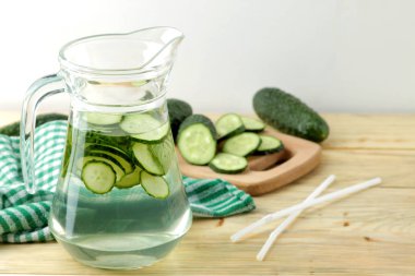 salatalık ile su. Mavi bir arka plan üzerinde bir cam beher salatalık ve nane ile ferahlatıcı diyet suyu. detoks içecek kavramı. yaz serinletici içecek. üst görünüm