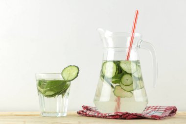 salatalık ile su. Mavi bir arka plan üzerinde bir cam beher salatalık ve nane ile ferahlatıcı diyet suyu. detoks içecek kavramı. yaz serinletici içecek. üst görünüm