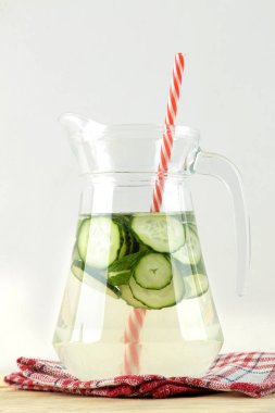 salatalık ile su. Mavi bir arka plan üzerinde bir cam beher salatalık ve nane ile ferahlatıcı diyet suyu. detoks içecek kavramı. yaz serinletici içecek. üst görünüm