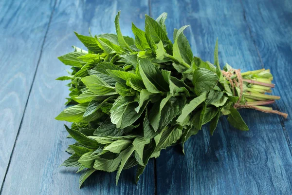 Mint Leaves Branches Fresh Green Wild Mint Wooden Blue Table — Stock Photo, Image