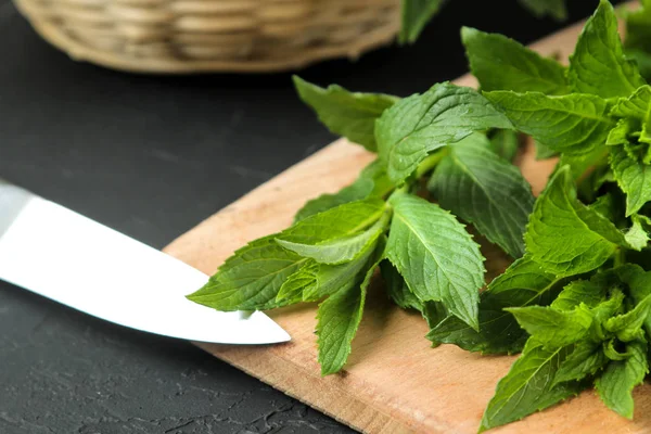 Mint Daun Dan Cabang Hijau Segar Mint Liar Papan Potong — Stok Foto