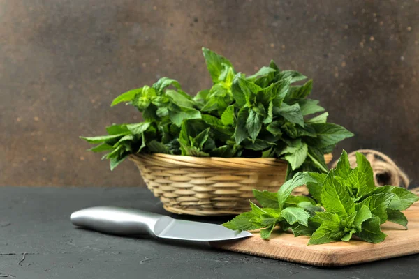 Mint Leaves Branches Fresh Green Wild Mint Cutting Board Black — Stock Photo, Image