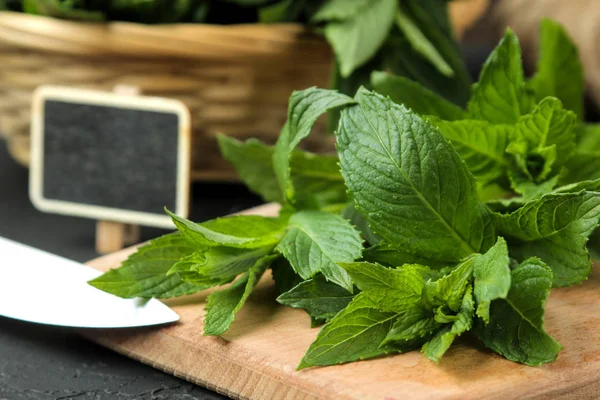 Mint Daun Dan Cabang Hijau Segar Mint Liar Papan Potong — Stok Foto