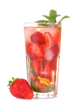 Çilek mojito. Beyaz izole arka plan üzerinde çilek, nane, limon ve buz ile soğuk yaz kokteyli