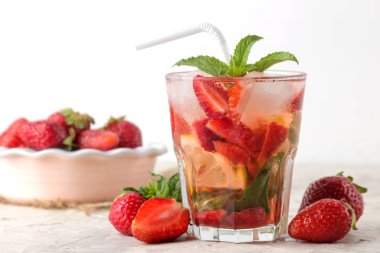 Çilek mojito. Parlak bir masada bir bardak çilek, nane, limon ve buz ile Soğuk yaz mojito kokteyl. yaz serinletici içecek.