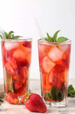 Çilek mojito. Parlak bir masada bir bardak çilek, nane, limon ve buz ile Soğuk yaz mojito kokteyl. yaz serinletici içecek.
