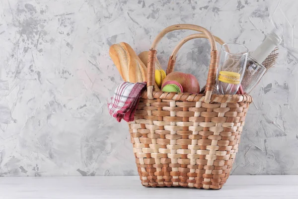 Cesta Piquenique Com Frutas Vinho Outros Produtos Fundo Leve Descanso — Fotografia de Stock