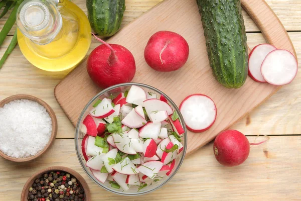 Ensalada Rábano Fresco Pepino Verduras Una Mesa Madera Natural Ensalada — Foto de Stock