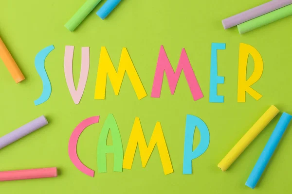 Tekst Summer Camp Wielokolorowych Listów Papierowych Kolorowych Kredki Jasnym Zielonym — Zdjęcie stockowe