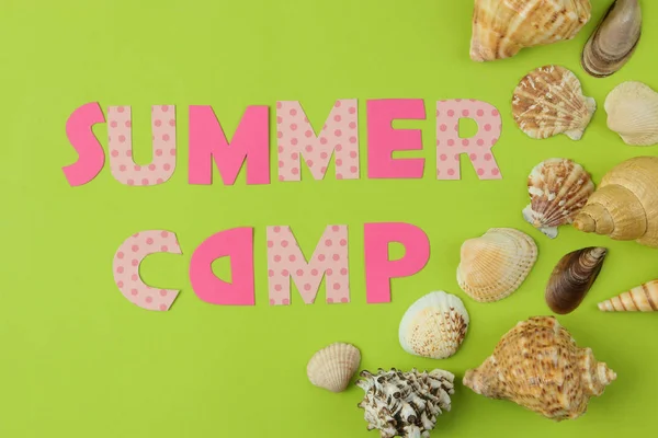 Texto Summer Camp Letras Papel Multicoloridas Conchas Fundo Verde Brilhante — Fotografia de Stock