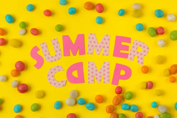 Texto Summer Camp Letras Papel Multicoloridas Doces Coloridos Fundo Amarelo — Fotografia de Stock