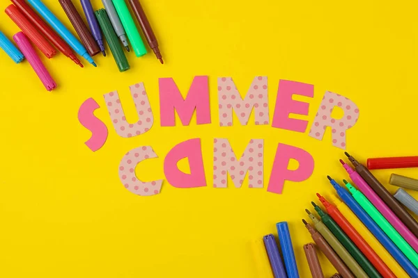 Texto Summer Camp Letras Papel Multicoloridas Canetas Feltro Coloridas Fundo — Fotografia de Stock