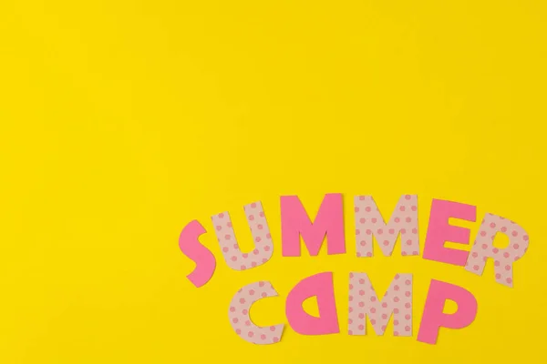 Текст Summer Camp Різнокольорових Паперових Літер Яскраво Жовтому Тлі Вид — стокове фото