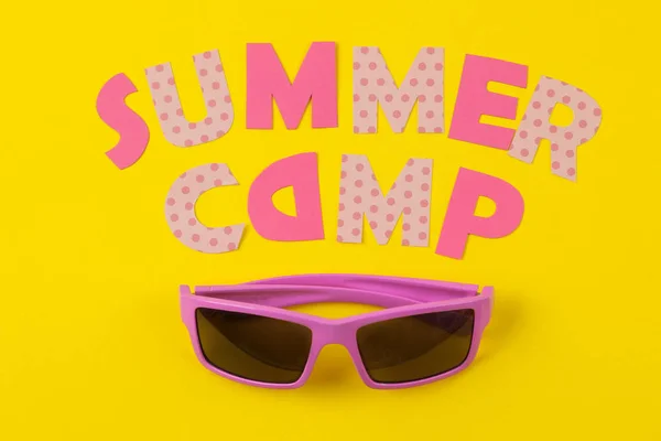 Texto Summer Camp Letras Papel Multicoloridas Óculos Sol Fundo Amarelo — Fotografia de Stock