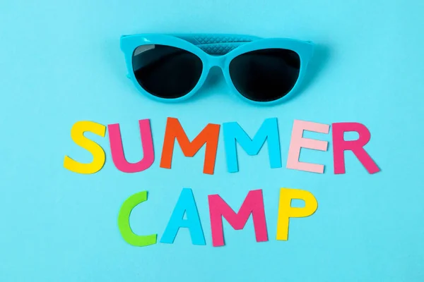 Tekst Summer Camp Wielokolorowych Listów Papierowych Okularów Przeciwsłonecznych Jasnym Niebieskim — Zdjęcie stockowe