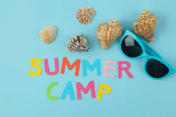 Texto Summer Camp Letras Papel Multicoloridas Óculos Sol Conchas Fundo — Fotografia de Stock