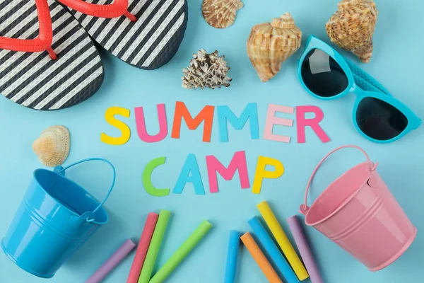 Texto Summer Camp Letras Papel Multicoloridas Óculos Sol Chinelos Giz — Fotografia de Stock