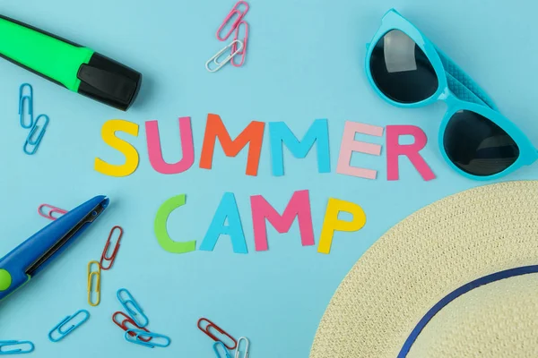 Tekst Summer Camp Wielokolorowych Listów Papierowych Okulary Przeciwsłoneczne Kapelusz Spinacz — Zdjęcie stockowe