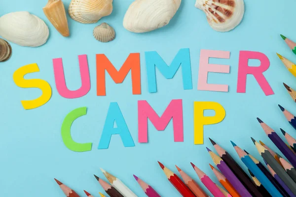 Tekst Summer Camp Wielokolorowych Listów Papierowych Kolorowych Ołówków Jasnym Niebieskim — Zdjęcie stockowe