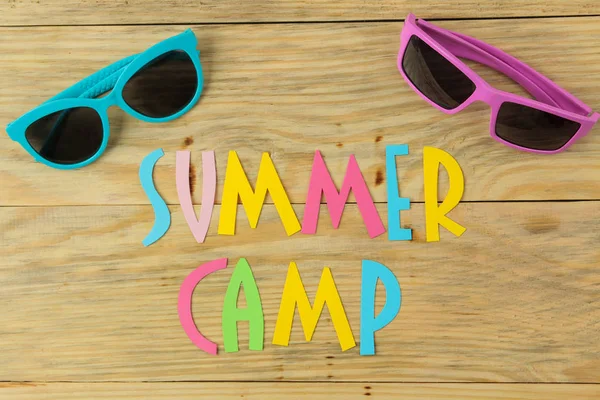 Texto Summer Camp Letras Papel Multicoloridas Óculos Sol Fundo Madeira — Fotografia de Stock