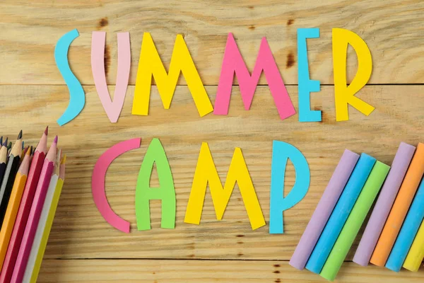 Texto Summer Camp Letras Papel Multicoloridas Lápis Cor Fundo Madeira — Fotografia de Stock