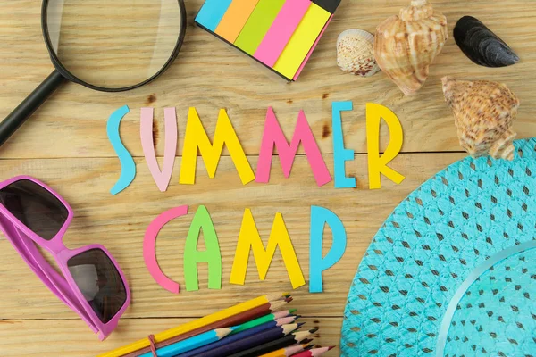 Текст Summer Camp Різнокольорових Паперових Літер Сонцезахисних Окулярів Капелюха Природному — стокове фото