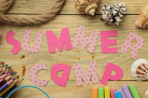 Tekst Summer Camp Wielokolorowych Listów Papierowych Liny Kolorowych Kreda Naturalnym — Zdjęcie stockowe