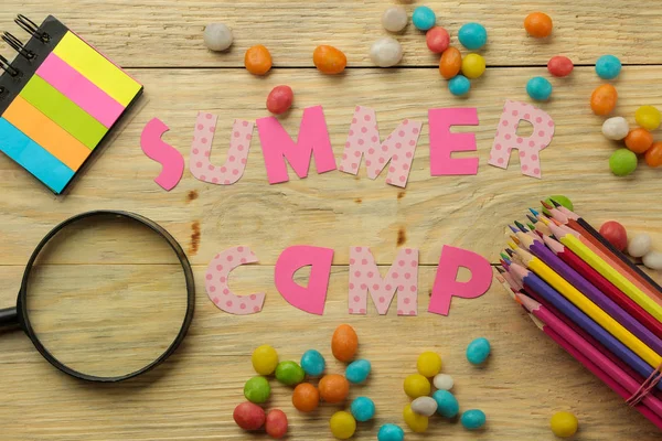 Tekst Summer Camp Wielokolorowych Listów Papierowych Kolorowych Ołówków Cukierków Naturalnym — Zdjęcie stockowe