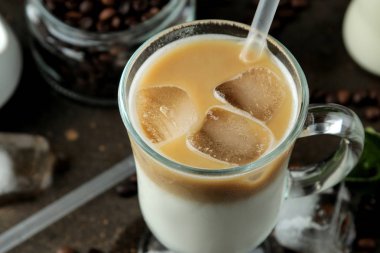 Koyu bir arka plan karşı cam bir beher süt ve buz küpleri ile Buz latte veya Buzlu kahve. ferahlatıcı bir içecek. yaz içkisi.