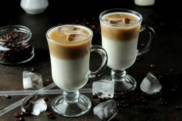 Παγωτό Λάτε Παγωμένο Καφέ Γάλα Και Παγάκια Γυάλινο Ποτήρι Σκούρο — Φωτογραφία Αρχείου