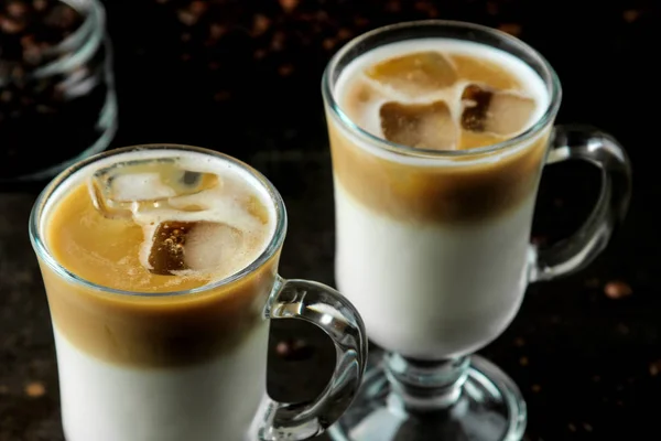 Latte Atau Kopi Iced Dengan Susu Dan Batu Dalam Gelas — Stok Foto