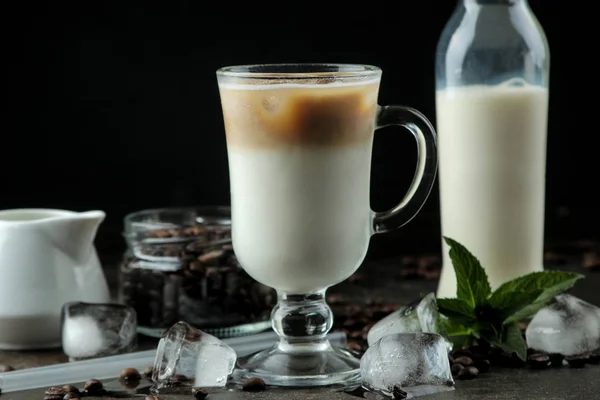 Latte Atau Kopi Iced Dengan Susu Dan Batu Dalam Gelas — Stok Foto