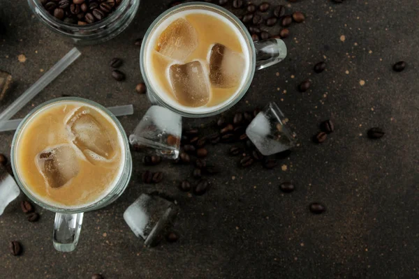 Latte Freddo Caffè Freddo Con Latte Cubetti Ghiaccio Bicchiere Vetro — Foto Stock