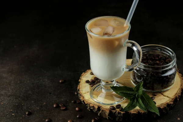 Latte Gelo Café Gelado Com Leite Cubos Gelo Copo Vidro — Fotografia de Stock