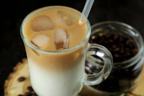 Ледяной Латте Холодный Кофе Молоком Кубиками Льда Стеклянном Стакане Темном — стоковое фото
