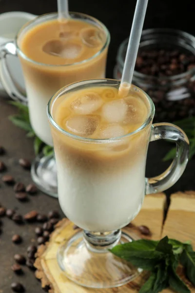 Latte Atau Kopi Iced Dengan Susu Dan Batu Dalam Gelas — Stok Foto