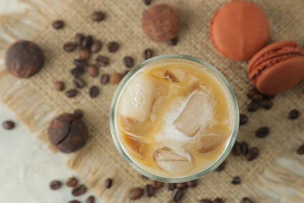 Latte Atau Kopi Iced Dengan Susu Dan Batu Dalam Gelas — Stok Foto