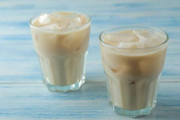 水色の背景にグラスカップにミルクとアイスキューブとアイスコーヒー さわやかな飲み物 夏の飲み物 — ストック写真