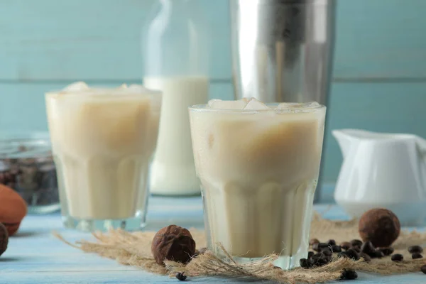 Kopi Dengan Susu Dan Batu Dalam Cangkir Kaca Dengan Latar — Stok Foto