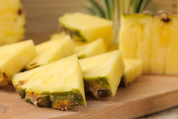 Mezzi Ananas Freschi Maturi Fette Ananas Uno Sfondo Legno Naturale — Foto Stock