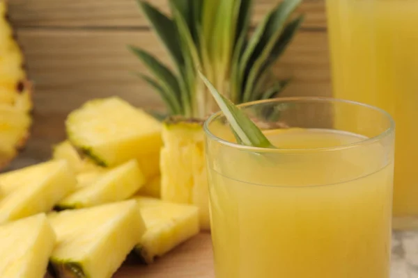 Ananas Sap Een Glas Stukjes Verse Ananas Een Natuurlijke Houten — Stockfoto
