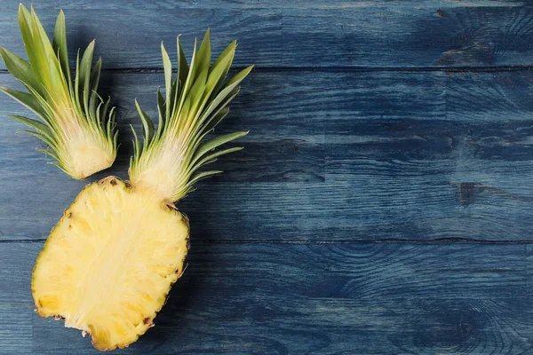 Verse Rijpe Ananas Helften Blauwe Houten Achtergrond Zomer Vruchten Bovenaanzicht — Stockfoto