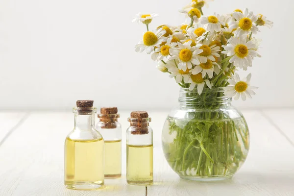 Manzanilla Flores Medicinales Manzanilla Con Aceites Aromáticos Sobre Una Mesa —  Fotos de Stock