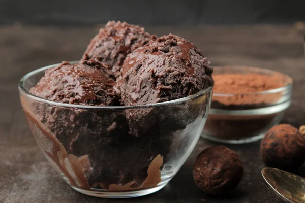 Sorvete Chocolate Com Chocolate Líquido Com Amêndoas Grãos Café Fundo — Fotografia de Stock